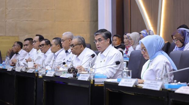 Menaker Yassierli menyerahkan Daftar Inventarisasi Masalah (DIM) Rancangan Undang-Undang Perlindungan Pekerja Rumah Tangga (RUU PPRT) kepada DPR RI. (Dok: Kemnaker)