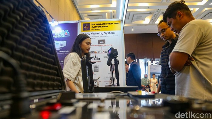Pengunjung melihat perangkat kelistrikan yang hadir di ajang TransTech ASEAN 2026 di Indonesia Convention Exhibition (ICE), BSD City, Kabupaten Tangerang, Banten, Selasa (21/4/2026).