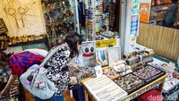 Di berbagai kios, pengunjung dapat menemukan pakaian dengan gaya unik dan klasik. Koleksi tersebut banyak diminati sebagai bagian dari tren fesyen retro.
