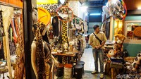 Salah satu kios yang mencuri perhatian menghadirkan aksesori bermotif macan tutul. Konsep unik ini menambah variasi pilihan bagi pengunjung.