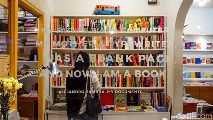 Sejumlah pengunjung tampak menyusuri kios demi kios di Pasar Santa, Selasa (21/4/2026). Suasana pasar terlihat ramai oleh aktivitas berburu barang unik.