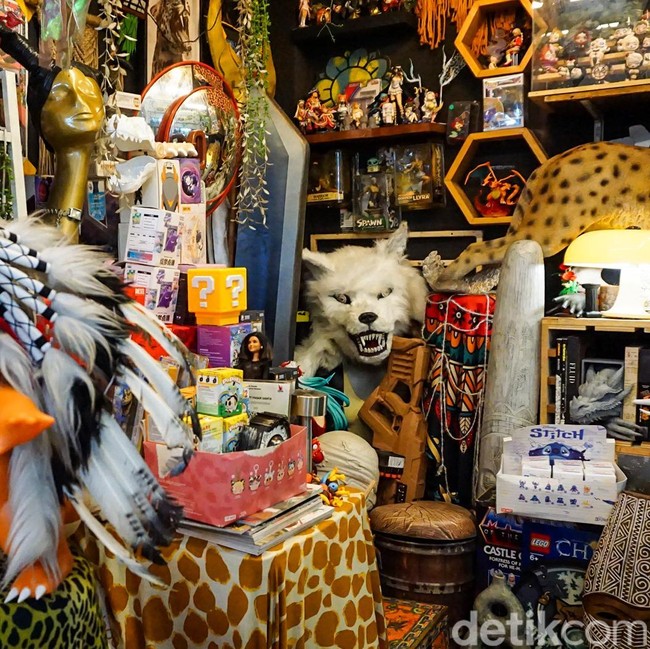 Menjelajah Pasar Santa, Surga Barang Unik dan Vintage