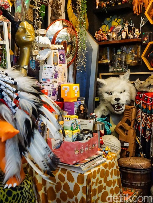 Menjelajah Pasar Santa, Surga Barang Unik dan Vintage