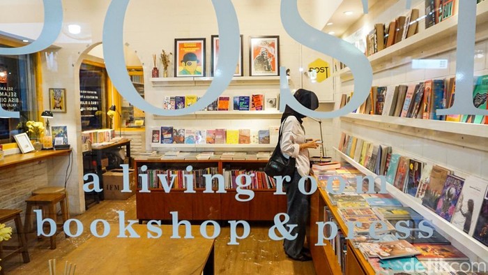 Sejumlah pengunjung tampak menyusuri kios demi kios di Pasar Santa, Selasa (21/4/2026). Suasana pasar terlihat ramai oleh aktivitas berburu barang unik.