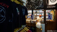 Pasar ini dikenal sebagai salah satu pusat kreatif yang menawarkan beragam produk bernuansa vintage. Daya tariknya masih kuat, terutama di kalangan anak muda.