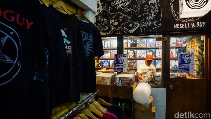 Sejumlah pengunjung tampak menyusuri kios demi kios di Pasar Santa, Selasa (21/4/2026). Suasana pasar terlihat ramai oleh aktivitas berburu barang unik.