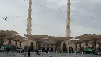 Langit Madinah mungkin berganti warna, dari jingga yang merona hingga hitam yang bertabur bintang. Jemaah haji dan umrah juga mungkin datang silih berganti. Namun, merpati-merpati itu akan tetap di sana, menjaga janji setianya untuk selalu kembali. (Foto: Tri Aljumanto/detikcom)