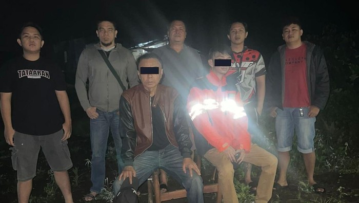 Seorang wanita di Minahasa dianiaya oleh kakak dan ayahnya hingga muntah. Polisi amankan pelaku dan selidiki motif penganiayaan tersebut.