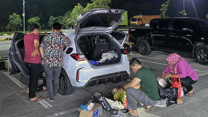 Mobil yang ditumpangi SH dan HF saat digeledah polisi.