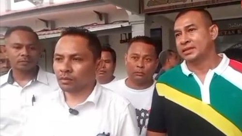 Mokris Lay (kanan) saat baru keluar Rutan Kupang, Selasa (21/4/2026).