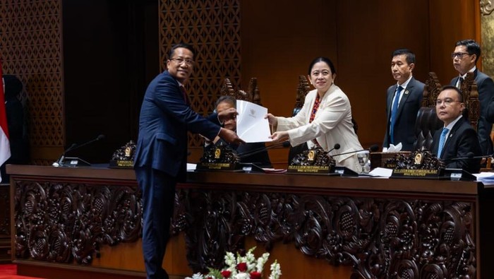 Momen DPR RI sahkan RUU PPRT dan RUU Perlindungan Saksi dan Korban.