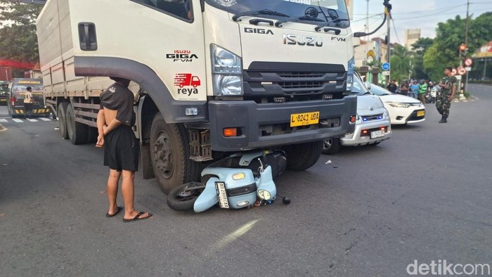 Sepeda motor nyaris terlindas truk di Manahan Solo, Selasa (21/4/2026).