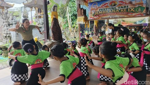 Ni Kadek Astini (39) saat mengajarkan anak-anak didiknya menari Bali di Sanggar Tari Pradnya Swari di Lingkungan Menega, Kelurahan Dauh Waru, Kecamatan Jembrana, Kabupaten Jembrana, Selasa (21/4/2026). (I Putu Adi Budiastrawan/detikBali).