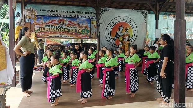 Ni Kadek Astini (39) saat mengajarkan anak-anak didiknya menari Bali di Sanggar Tari Pradnya Swari di Lingkungan Menega, Kelurahan Dauh Waru, Kecamatan Jembrana, Kabupaten Jembrana, Selasa (21/4/2026). (I Putu Adi Budiastrawan/detikBali). Ni Kadek Astini (39) saat mengajarkan anak-anak didiknya menari Bali di Sanggar Tari Pradnya Swari di Lingkungan Menega, Kelurahan Dauh Waru, Kecamatan Jembrana, Kabupaten Jembrana, Selasa (21/4/2026). (I Putu Adi Budiastrawan/detikBali).