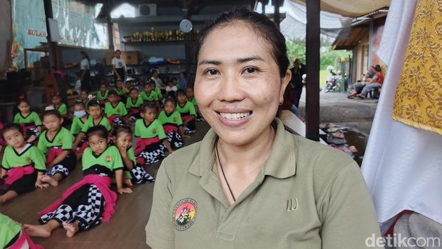 Ni Kadek Astini (39) saat mengajarkan anak-anak didiknya menari Bali di Sanggar Tari Pradnya Swari di Lingkungan Menega, Kelurahan Dauh Waru, Kecamatan Jembrana, Kabupaten Jembrana, Selasa (21/4/2026). (I Putu Adi Budiastrawan/detikBali). Ni Kadek Astini (39) saat mengajarkan anak-anak didiknya menari Bali di Sanggar Tari Pradnya Swari di Lingkungan Menega, Kelurahan Dauh Waru, Kecamatan Jembrana, Kabupaten Jembrana, Selasa (21/4/2026). (I Putu Adi Budiastrawan/detikBali).