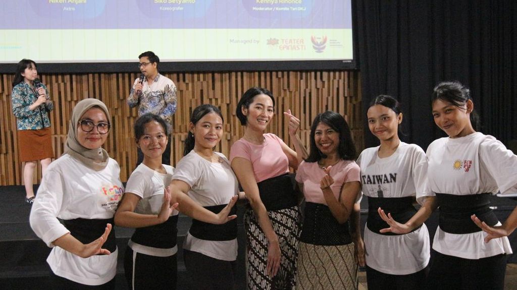 Niken Anjani Dalami Tari Jaipong Gegara Shutter