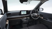 Masuk ke kabin, ubahannya memang tidak drastis, tetapi ada peningkatan fungsional. Posisi tombol mode berkendara kini lebih ergonomis, dan penumpang depan mendapat tambahan cup holder. Port USB Type-C juga dipindahkan ke bagian bawah konsol tengah agar lebih mudah dijangkau. Foto: Dok. Nissan