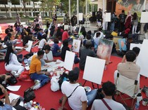 Ekspresi Seniman Surabaya Rayakan Kartini, Melukis Bareng di Balai Pemuda