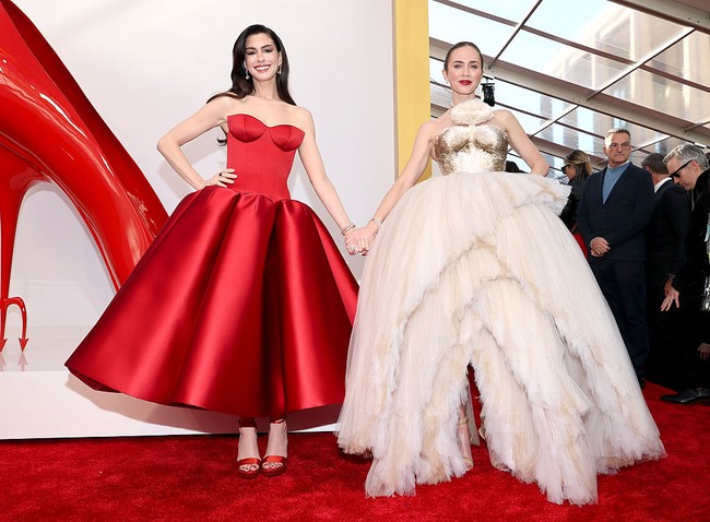 Anne dan Emily, yang pada film pertama dikisahkan saling bersaingan sebagai asisten Miranda Priestly, sama-sama saling memuji penampilan mereka di karpet merah. Kami seperti sedang beradu rok yang agresif, kata Anne saat diwawancarai dalam siaran langsung acara tersebut. (Foto: Mike Coppola/Getty Images for 20th Century Studios)