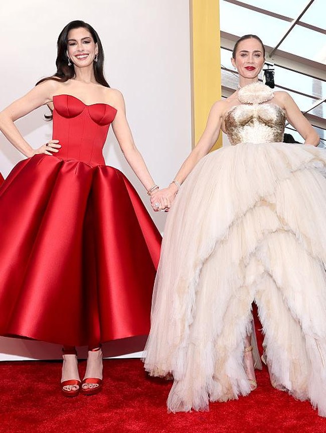 Adu Rok Agresif Anne Hathaway & Emily Blunt di Premier Devil Wears Prada 2