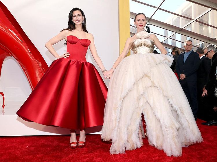 Adu Rok Agresif Anne Hathaway & Emily Blunt di Premier Devil Wears Prada 2
