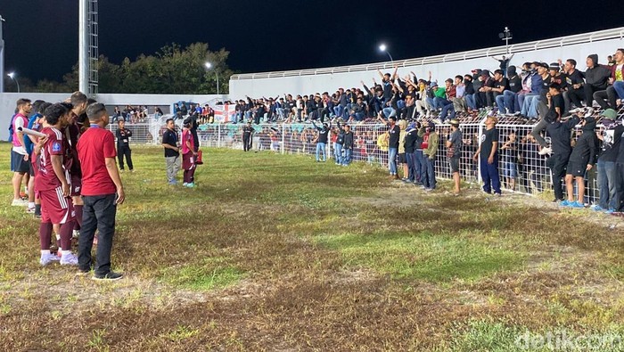 Para pemain PSM Makassar menyambangi suporter usai laga di Stadion Gelora BJ Habibie.