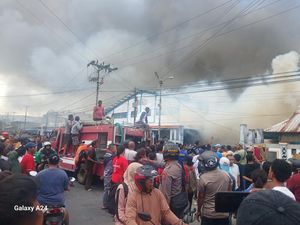 Kebakaran Hebat di Pasar Piru Seram Bagian Barat Hanguskan 11 Kios-8 Motor