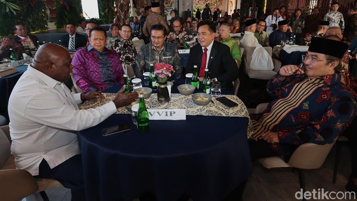 Sejumlah menteri dan tokoh menghadiri peluncuran buku sekaligus perayaan ulang tahun Jimly Asshiddiqie ke-70 di Jakarta, Selasa (21/4/2026). Mantan Ketua Mahkamah Konstitusi (MK) tersebut berharap estafet perjuangannya dapat dilanjutkan oleh generasi berikutnya.