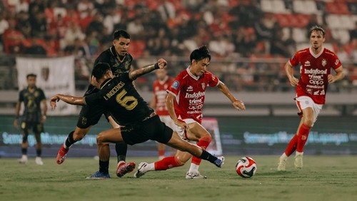 Pemain Bali United Teppei Yachida (dua dari kanan) melewati bek Malut United di Stadion Kapten I Wayan Dipta, Gianyar, Minggu (19/4/2026). (Foto: Dok. Bali United)