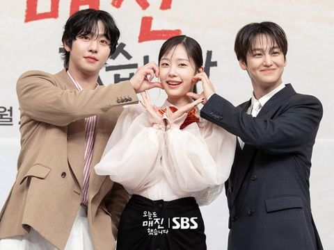 Pemain drama Korea Sold Out On You Ahn Hyo Seop, Chae Won Bin, dan Kim Bum saat menghadiri konferensi pers drama Korea Sold Out On You.