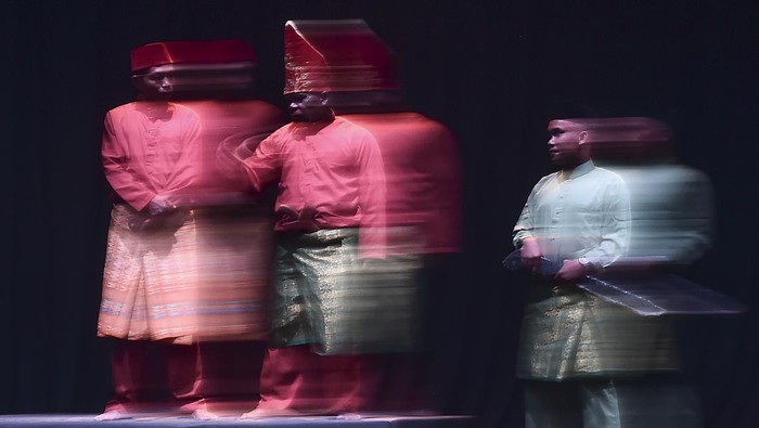 Anggota Komunitas Lubuk Pusako dan warga mementaskan Kesenian Tonel dengan tema Bekarang di Taman Budaya Jambi, Jambi, Senin (20/4/2026). Pementasan kesenian tersebut bertujuan mengenalkan dan melestarikan Seni Tonel atau drama pertunjukan dari Desa Tebat Patah yang telah ditetapkan sebagai salah satu Warisan Budaya Tak Benda (WBTB) Indonesia asal Muaro Jambi. ANTARA FOTO/Wahdi Septiawan
