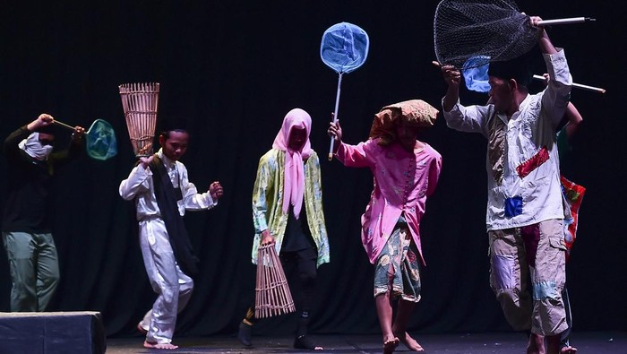 Anggota Komunitas Lubuk Pusako dan warga mementaskan Kesenian Tonel dengan tema Bekarang di Taman Budaya Jambi, Jambi, Senin (20/4/2026). Pementasan kesenian tersebut bertujuan mengenalkan dan melestarikan Seni Tonel atau drama pertunjukan dari Desa Tebat Patah yang telah ditetapkan sebagai salah satu Warisan Budaya Tak Benda (WBTB) Indonesia asal Muaro Jambi. ANTARA FOTO/Wahdi Septiawan