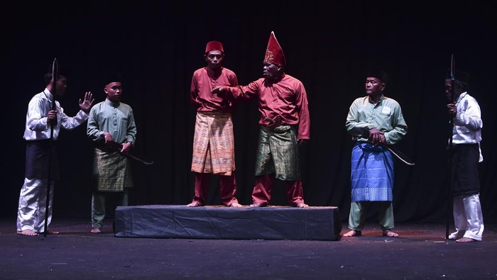 Anggota Komunitas Lubuk Pusako dan warga mementaskan Kesenian Tonel dengan tema Bekarang di Taman Budaya Jambi, Jambi, Senin (20/4/2026). Pementasan kesenian tersebut bertujuan mengenalkan dan melestarikan Seni Tonel atau drama pertunjukan dari Desa Tebat Patah yang telah ditetapkan sebagai salah satu Warisan Budaya Tak Benda (WBTB) Indonesia asal Muaro Jambi. ANTARA FOTO/Wahdi Septiawan