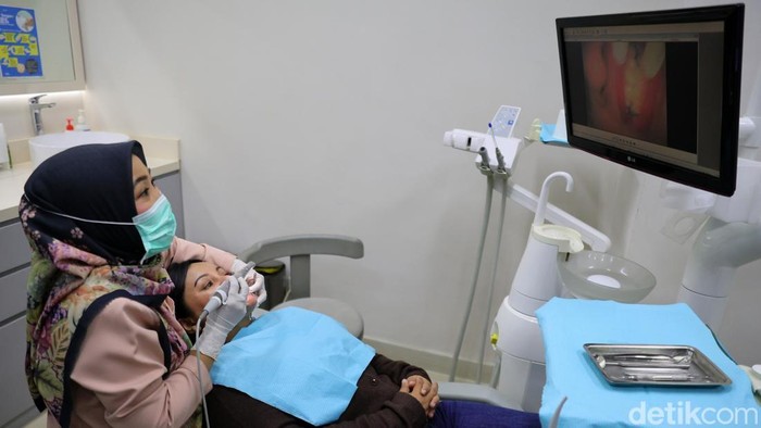 Dokter memeriksa gigi pasein di Klinik Smart Dental Gandaria, Jakarta. Data Survei Kesehatan Indonesia (SKI) 2023 dari Kementerian Kesehatan RI menunjukkan bahwa lebih dari setengah populasi usia di atas tiga tahun mengalami masalah gigi dan mulut dalam setahun terakhir. Sayangnya, hanya sebagian kecil yang benar-benar mendapatkan penanganan medis, mencerminkan masih rendahnya kesadaran terhadap perawatan gigi secara rutin.