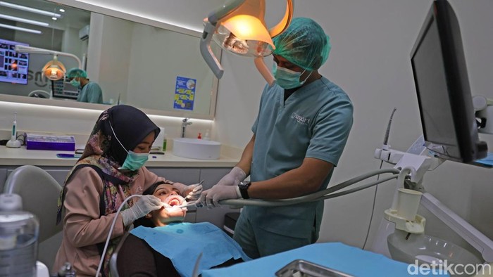 Dokter memeriksa gigi pasein di Klinik Smart Dental Gandaria, Jakarta. Data Survei Kesehatan Indonesia (SKI) 2023 dari Kementerian Kesehatan RI menunjukkan bahwa lebih dari setengah populasi usia di atas tiga tahun mengalami masalah gigi dan mulut da