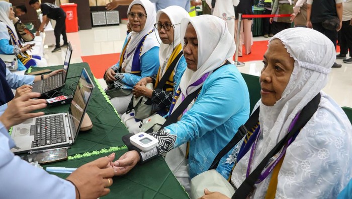 Jamaah calon haji embarkasi Makassar menjalani pemeriksaan kesehatan akhir di Asrama Haji Makassar, Sulawesi Selatan, Selasa (21/4/2026). Pemeriksaan yang dilakukan oleh petugas Balai Besar Kekarantinaan Kesehatan Makassar tersebut bertujuan untuk me