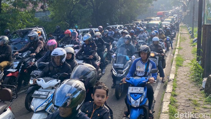 Penampakan kepadatan lalu lintas di Jalan Cileunyo, Kabupaten Bandung.
