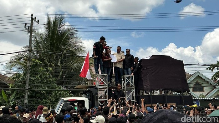 Penandatangan pakta integritas terkait tuntutan massa aksi 21 April di Kantor DPRD Kaltim.