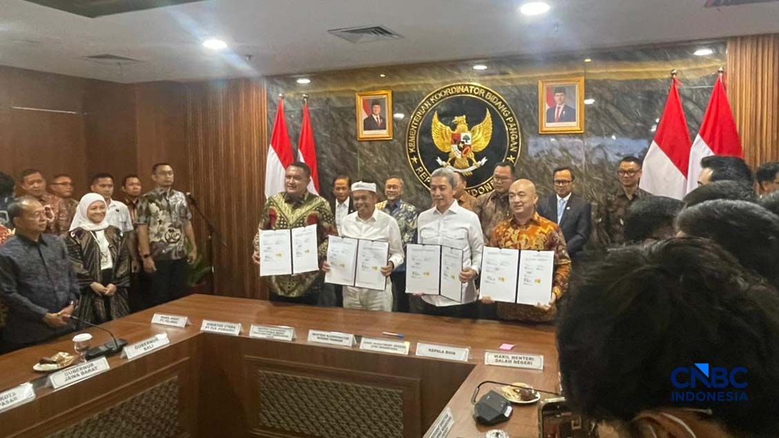 Penandatanganan Bersama Perjanjian Kerjasama (PKS) antara Pemerintah Daerah dan Badan Usaha Pengembangan dan Pengelola (BUPP) Pengelolaan Sampah Menjadi Energi Listrik (PSEL) di ruang rapat utama Kemenko Pangan, Jakarta Pusat, Selasa (21/4/2026). (CNBC Indonesia/Romys Binekasri)