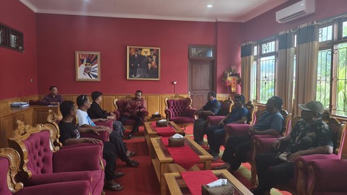 Pengelola wisata alam Kubu Bali Menjangan di Desa Pejarakan mendatangi Ketua DPRD Buleleng Ketut Ngurah Arya, Selasa (21/4/2026). Foto: Made Wijaya Kusuma/detikBali