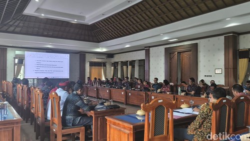 Rapat gabungan komisi di DPRD Buleleng, Selasa (21/4/2026).