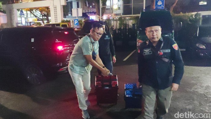 Penyidik Pidsus Kejari Cimahi bawa 2 Koper hasil penggeledahan Kantor Dinas Tenaga Kerja Kota Cimahi