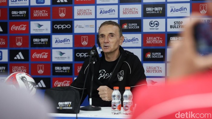 Pelatih Persis Solo Milomir Seslija dalam konferensi pers di Stadion Manahan, Solo, Selasa (21/4/2026).
