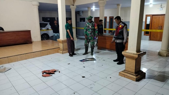 Perusakan balai desa Pasrepan Pasuruan