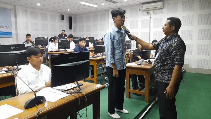 Peserta UTBK mengikuti ujian yang digelar di Undiksha Selasa (21/4/2026). (Undiksha)
