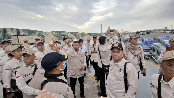 Petugas haji Daker Bandara Madinah melakukan orientasi lapangan untuk menyambut kedatangan jemaah haji Indonesia, Senin (20/4/2026).