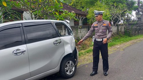 Petugas melakukan olah TKP kecelakaan di Jalan Denpasar-Gilimanuk, Banjar Anyar Tembles, Desa Penyaringan, Kecamatan Mendoyo, Jembrana, Bali, Selasa (21/4/2026). (Foto: Dok. Polres Jembrana)