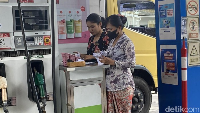 Petugas SPBU Kayoon Surabaya menggunakan kebaya untuk memperingati Hari Kartini