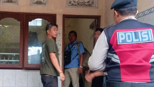 Polisi melakukan olah TKP ledakan tabung gas bocor di Desa Antiga Kelod, Kecamatan Manggis, Karangasem, Bali, Selasa (21/4/2026). (Foto: Dok. Polsek Manggis)