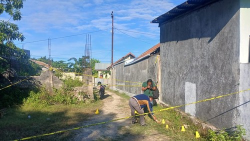 Polisi melakukan olah TKP pembunuhan di belakang Bar Bonita, Kecamatan Alak, Kota Kupang, NTT, Selasa (21/4/2026). (Foto: Dok. Polsek Alak)